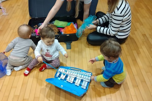 Pravljične ure za dojenčke in malčke v okviru projekta PUŠ (Skupaj za rastoče branje)